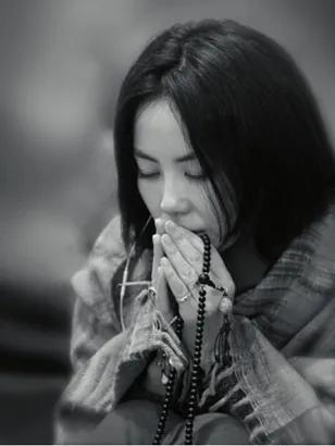 窦文涛采访王菲：“你是不是信佛？算是哪个门派？”王菲很平和地回答：“密宗。”王菲