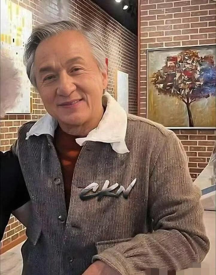 终于等到终场哨响！成龙这记长达24年的“压哨补篮”，差点被裁判吹成进攻犯规。