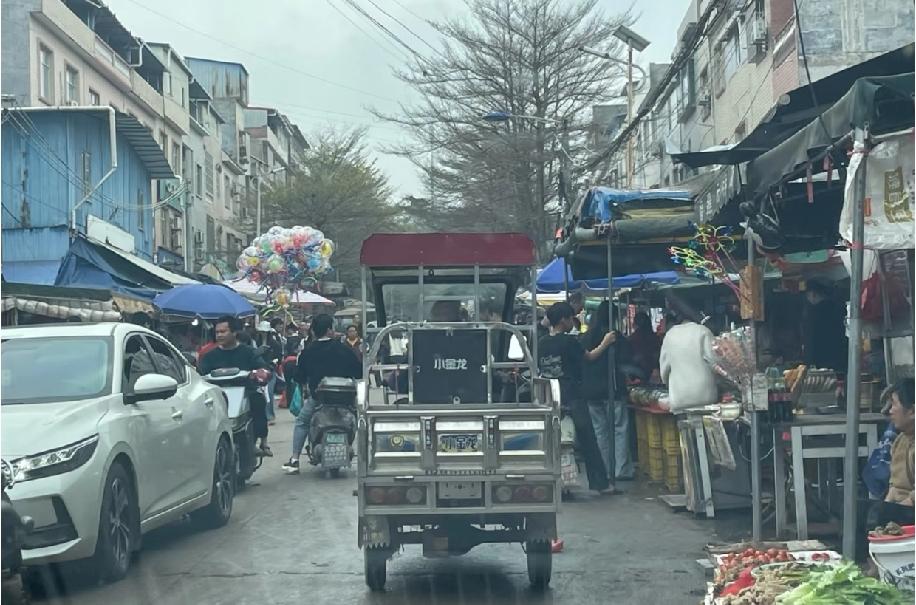 过年回广西老家，发现小镇上满大街都是广东的车牌，粤X、粤S、粤E、粤T到处都是，