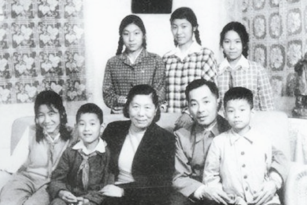 1950年的一天，福建军区司令叶飞下了班，夫人已经做好了晚饭。谁料叶司令一坐下，