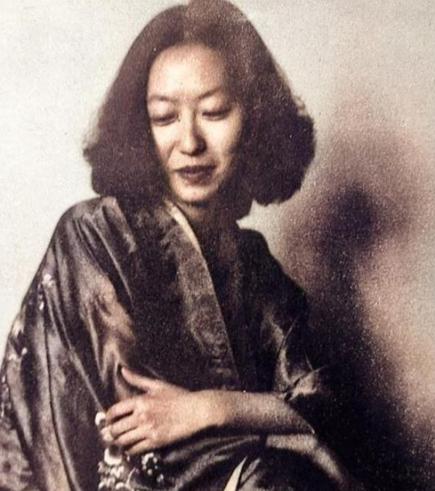 一个深夜，张爱玲主动挽留65岁的赖雅过夜，一夜之后便发誓要嫁给他，究竟发生了