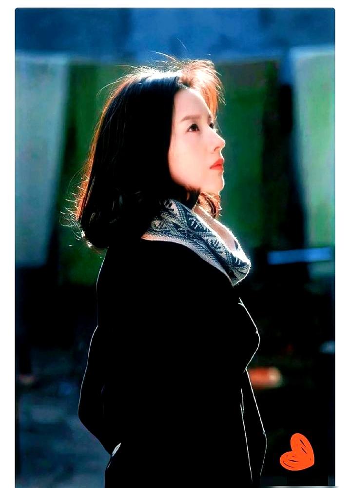 17岁的顶顶自己拖着行李箱敲开了潘粤明的家门，董洁在楼下没上去。说实话，这事儿