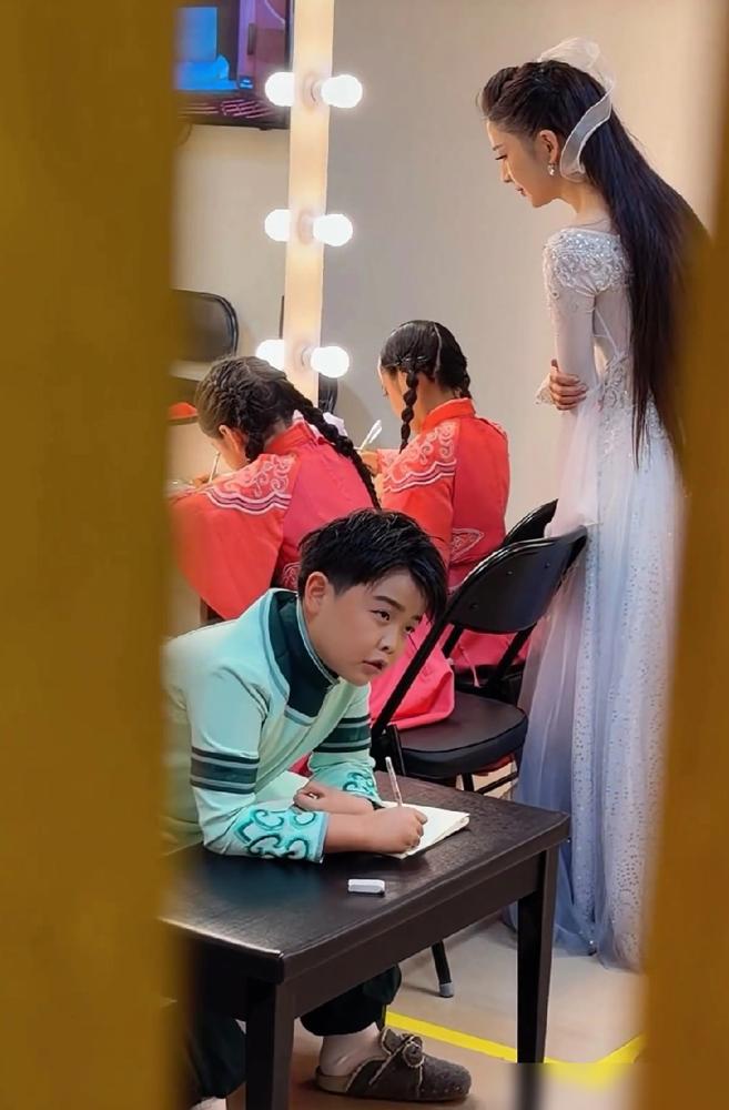 丈夫双双“翻车”后，她把闺蜜女儿当亲生养。董璇悄悄举起手机，拍下这一幕。佟丽