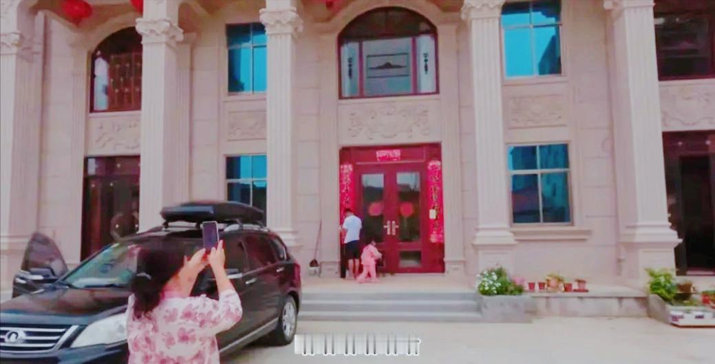 越南女子嫁到福建，生两个孩子，母亲来中国看望，刚一进家门顿时目瞪口呆：这是一座宫