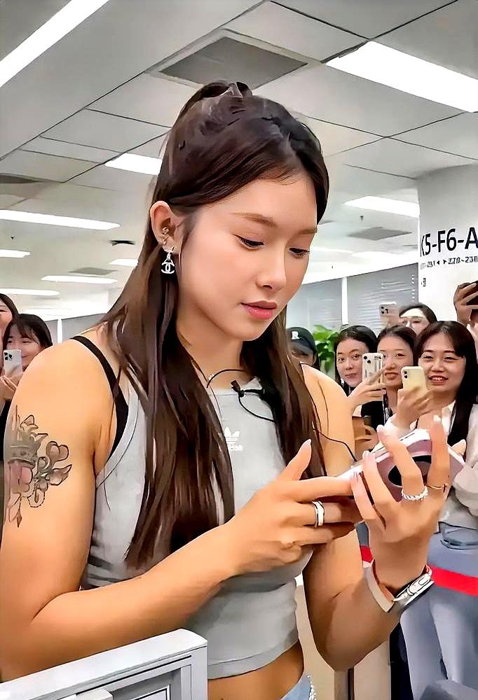坦白比口号更扎心。当看见吴艳妮在日本‘六冠王’的领奖台上直言：与日本选手相比还
