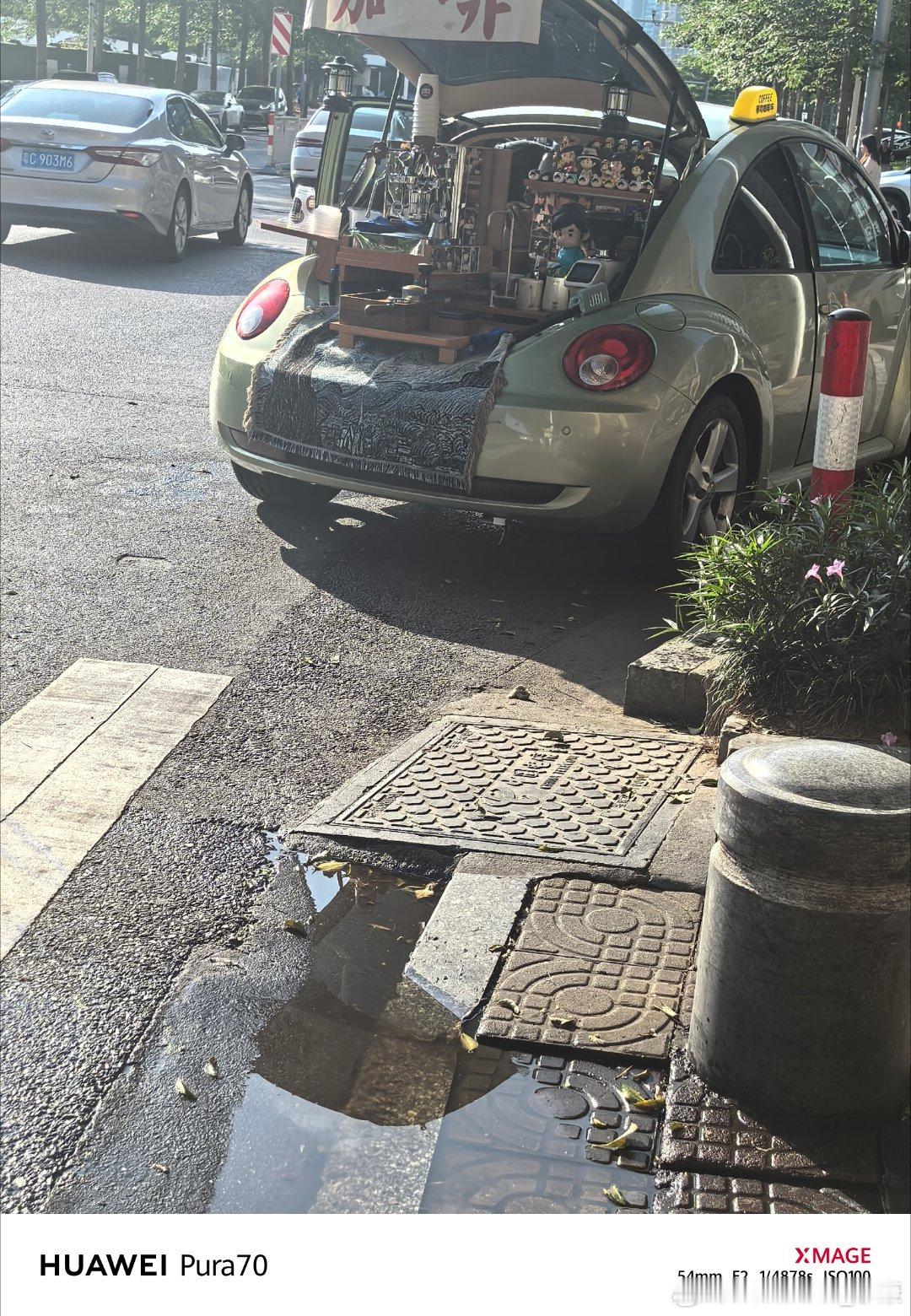 楼下最近多了一个咖啡摆摊，但他周边已经有瑞幸和库迪，价格和品牌上都比不过。核心在