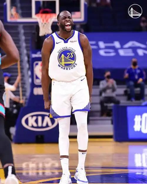 最后真的被勇士几个老家伙弄泪目了，格林挺尽力的，但看着他拖着一条伤腿一瘸一拐继续