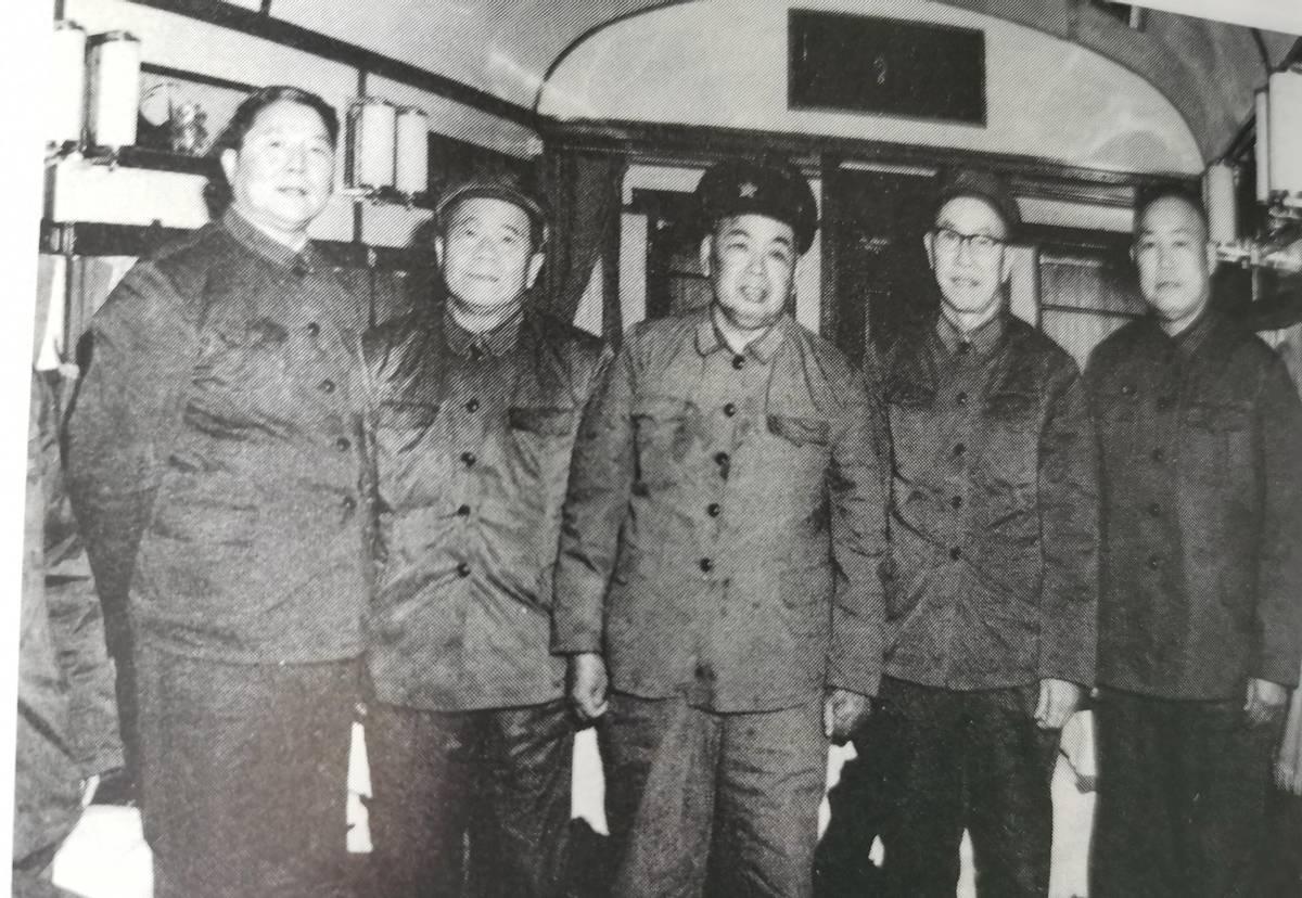 许世友为何能担任大军区司令，三大战役缺席且抗美援朝时也未立下大功？1955年初