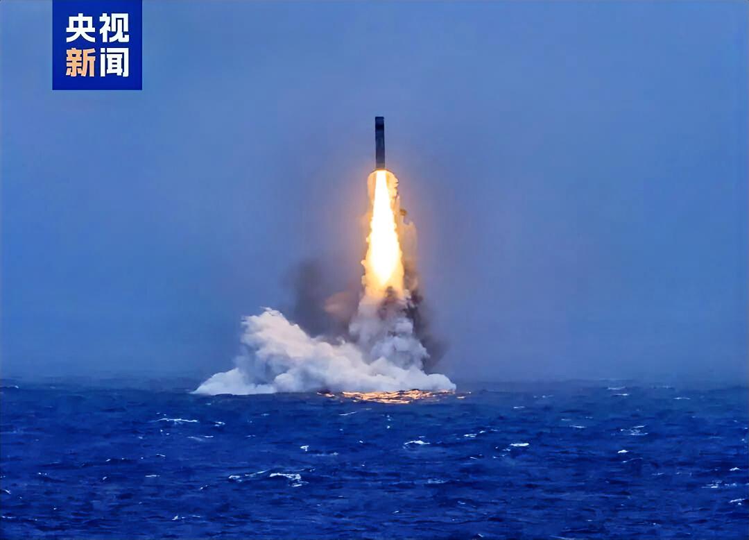 中国送上一枚大火箭，诸位都冷静了！眼下美国正热火朝天地举办250周年国庆，东