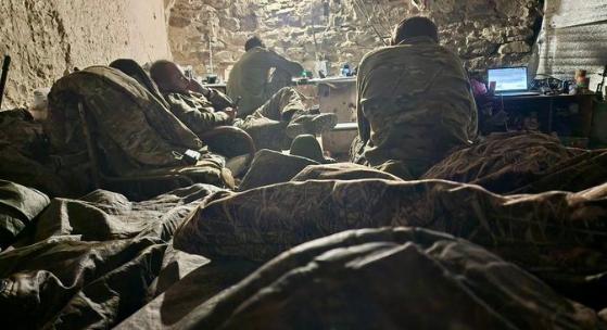 图文：俄军事博主：合同兵为了生存不得不将大部分薪水用于购买军用装备俄罗斯博主