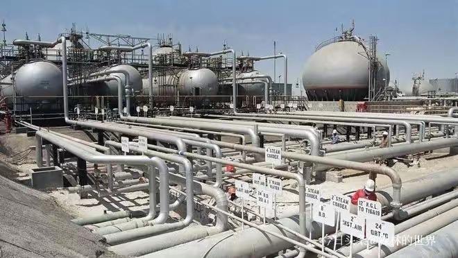 曾把俄罗斯折扣原油“扫货”到占进口量三分之一的印度炼油商，如今正尴尬地“踩刹车”