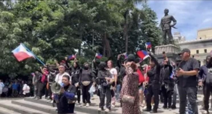 周日，大批抗议者在马尼拉的波尼法西奥广场聚集，他们大多是菲律宾前总统罗德里戈·杜