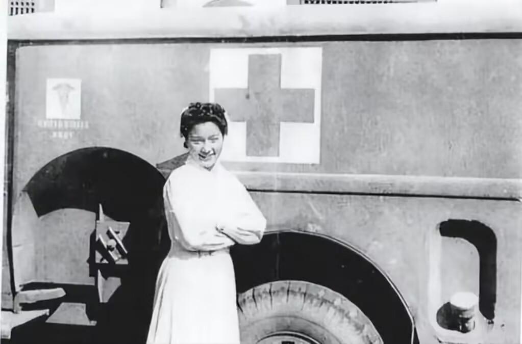 1942年，日军夜袭远征军野战医院，杀了3名女护士，众人惊恐不安，不知如何应对，