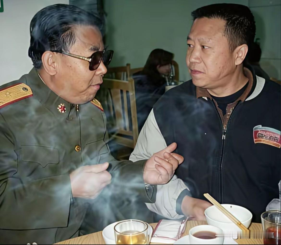1999年，许延滨将军在成都和对越自卫反击战退伍老兵吃饭时的老照片。许延滨将军是