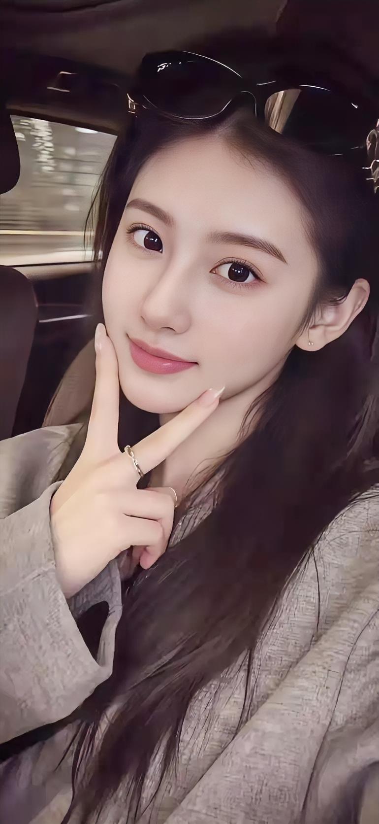 车中美人笑，镜里春光好。