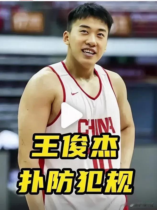 郭士强怒斥王俊杰！在亚洲杯小组赛中国男篮对阵沙特男篮的第二节比赛中，出现了让
