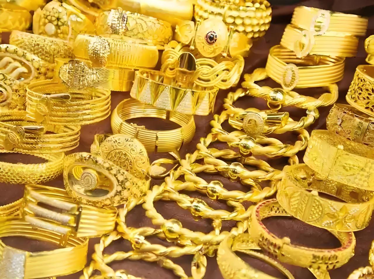 买黄金看似安全，实则风险暗藏。2025年10月，现货黄金一年涨近八成，不少人又心