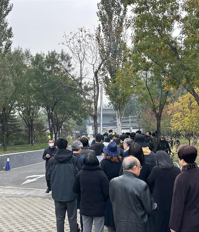 10月24日清晨,北京八宝山革命公墓笼罩在肃穆的氛围中。初秋的阳光穿过梧桐枝叶,