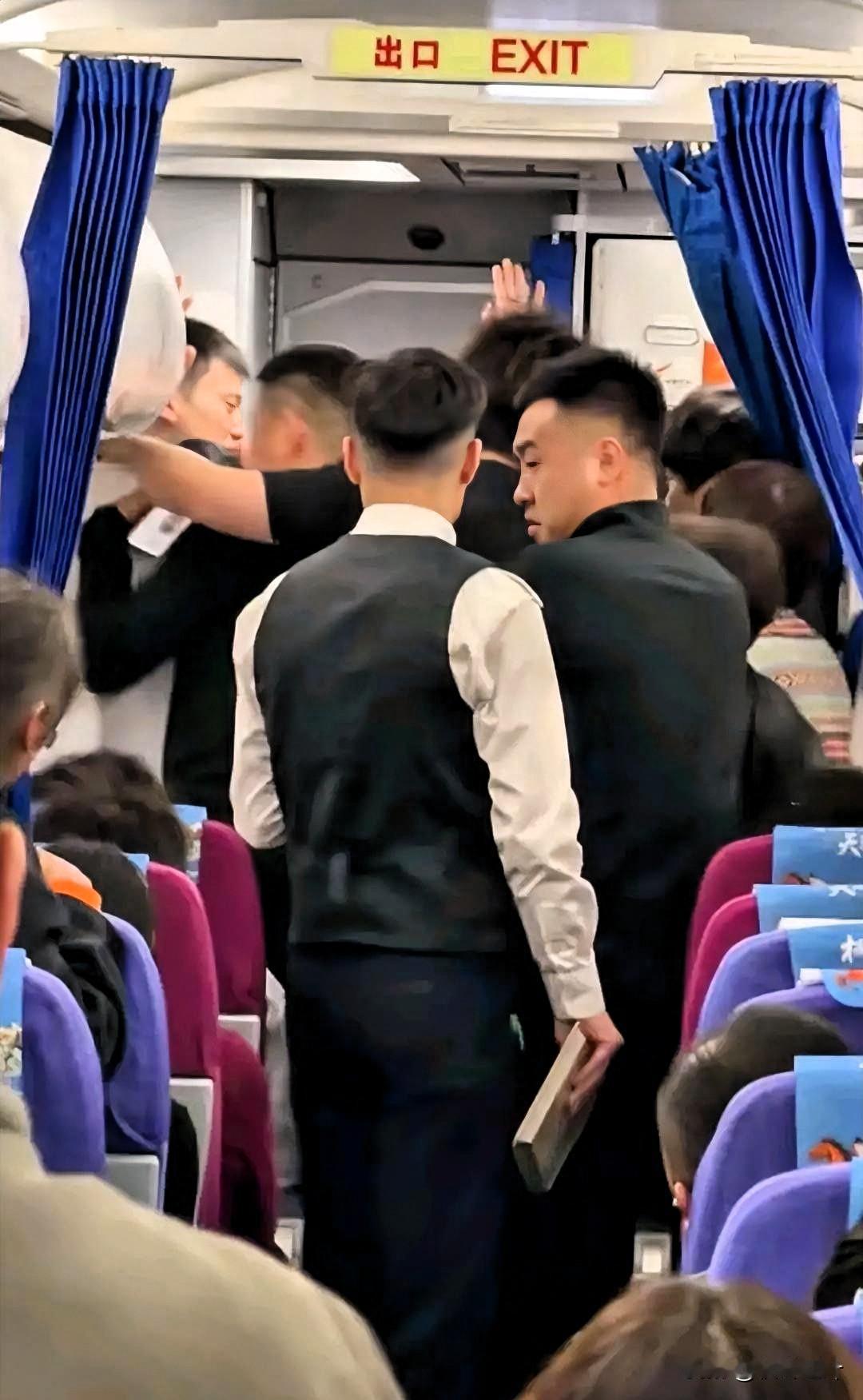 11月10日，成都飞石家庄的航班登机口，争吵声打破了原本的秩序，一位怀孕已满36