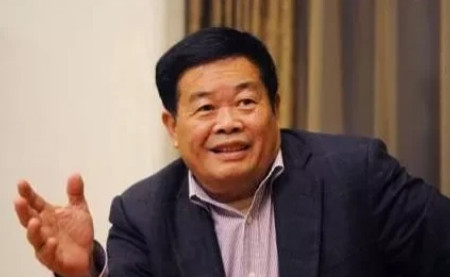 1976年曹德旺在一家水表玻璃厂任职采购员，那时工厂因经营不善，连年亏损。一