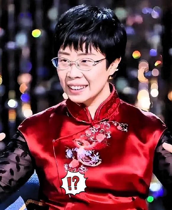 你敢信吗？诗词大会上温文尔雅的蒙曼，聊了几句清朝就被骂到热搜，满族出身竟成了“原