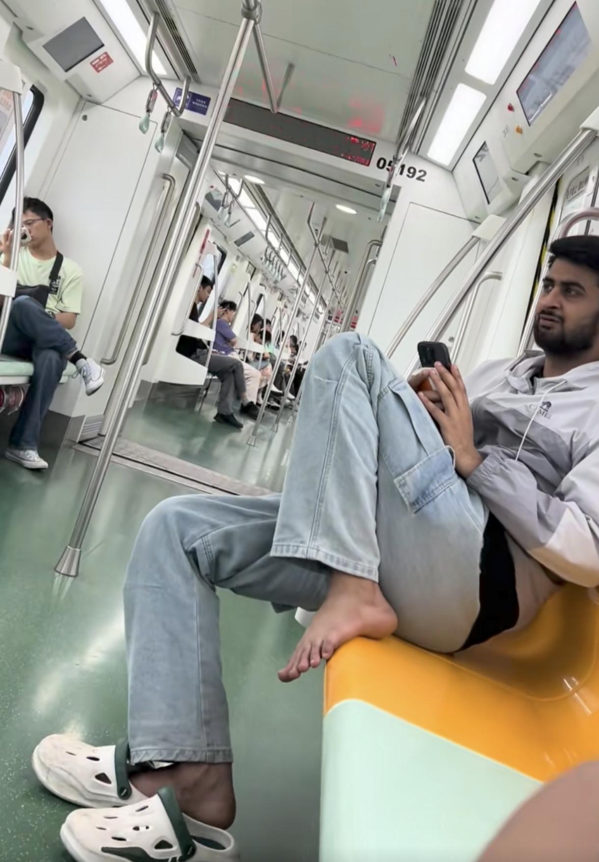 上海外滩到处都是印度人。最近夏日炎热，印度人扎堆来到中国旅游。说是旅游，其实就