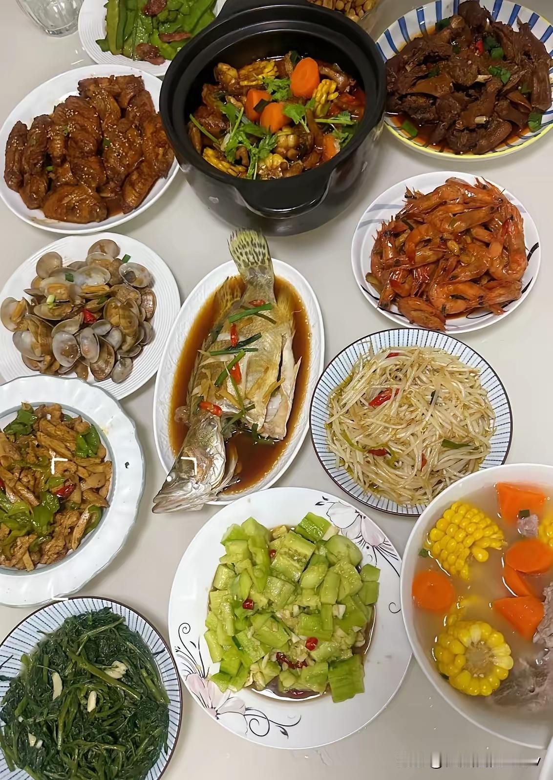 今天回娘家吃饭，吃完一桌子碗没人收，我弟媳当场就忍不住了，把我们姐妹俩数落了一顿