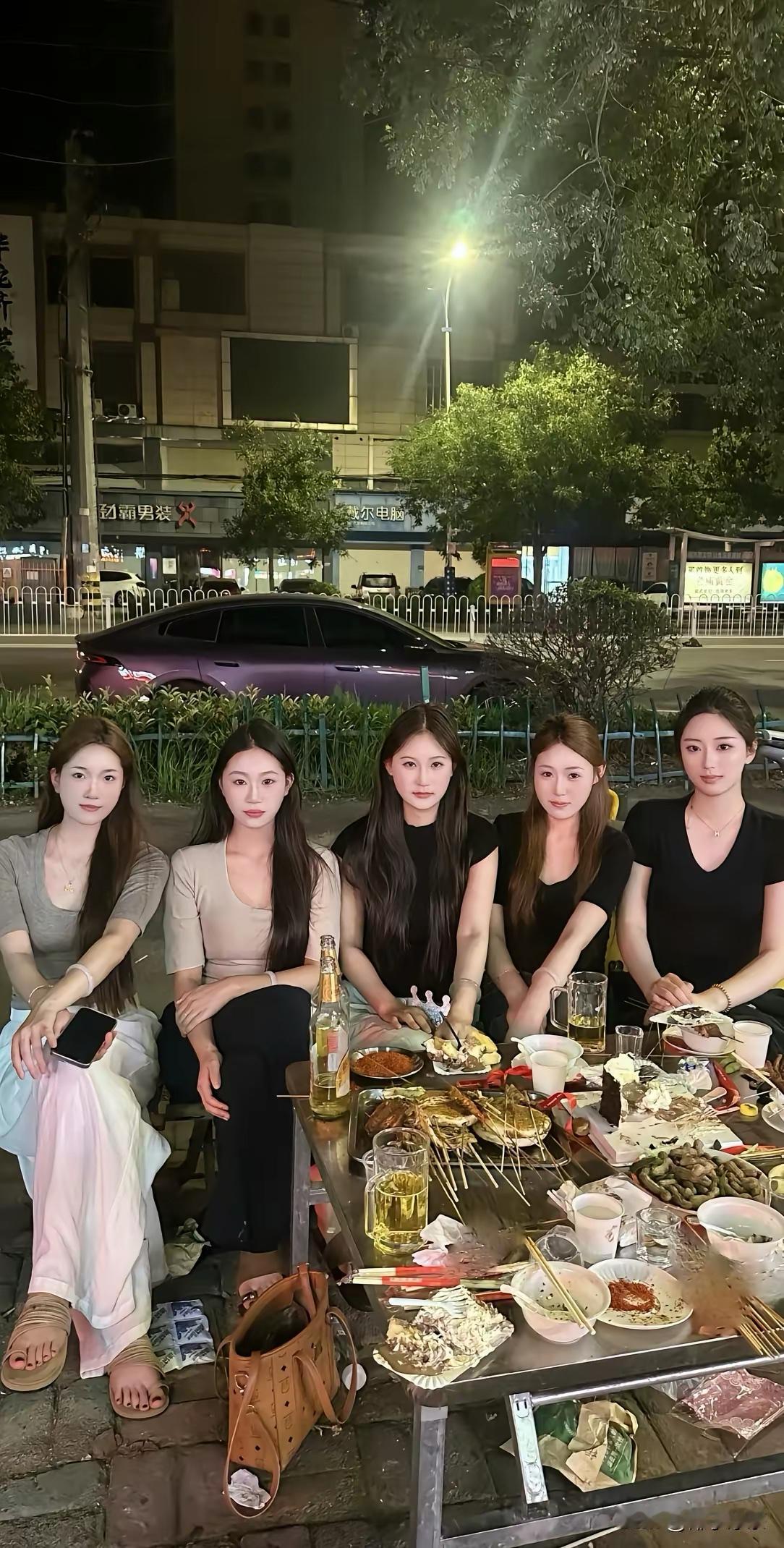公务员喜欢什么样的女孩第一眼看上去哪个好相处一点。