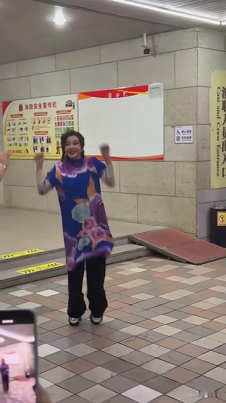 刘晓庆这身“弹簧衣服”也是绝了，70好几还拼命蹦跶蹦跶下，老了就是老了嘛，顺其