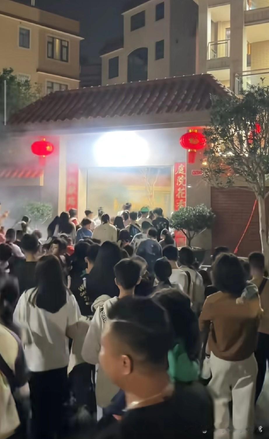 这才是广东的年味！全村小孩挤爆大门领红包，这阵仗谁看了不羡慕？在广东过年