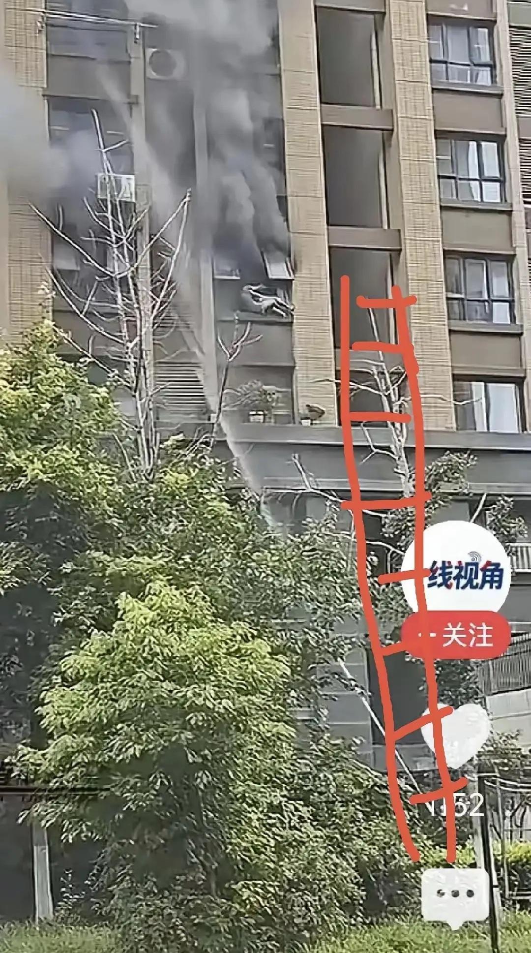 连营港火灾母女伤亡救援方案欠妥！母女所在窗台离三楼平台就两米，好多人都想到从三楼