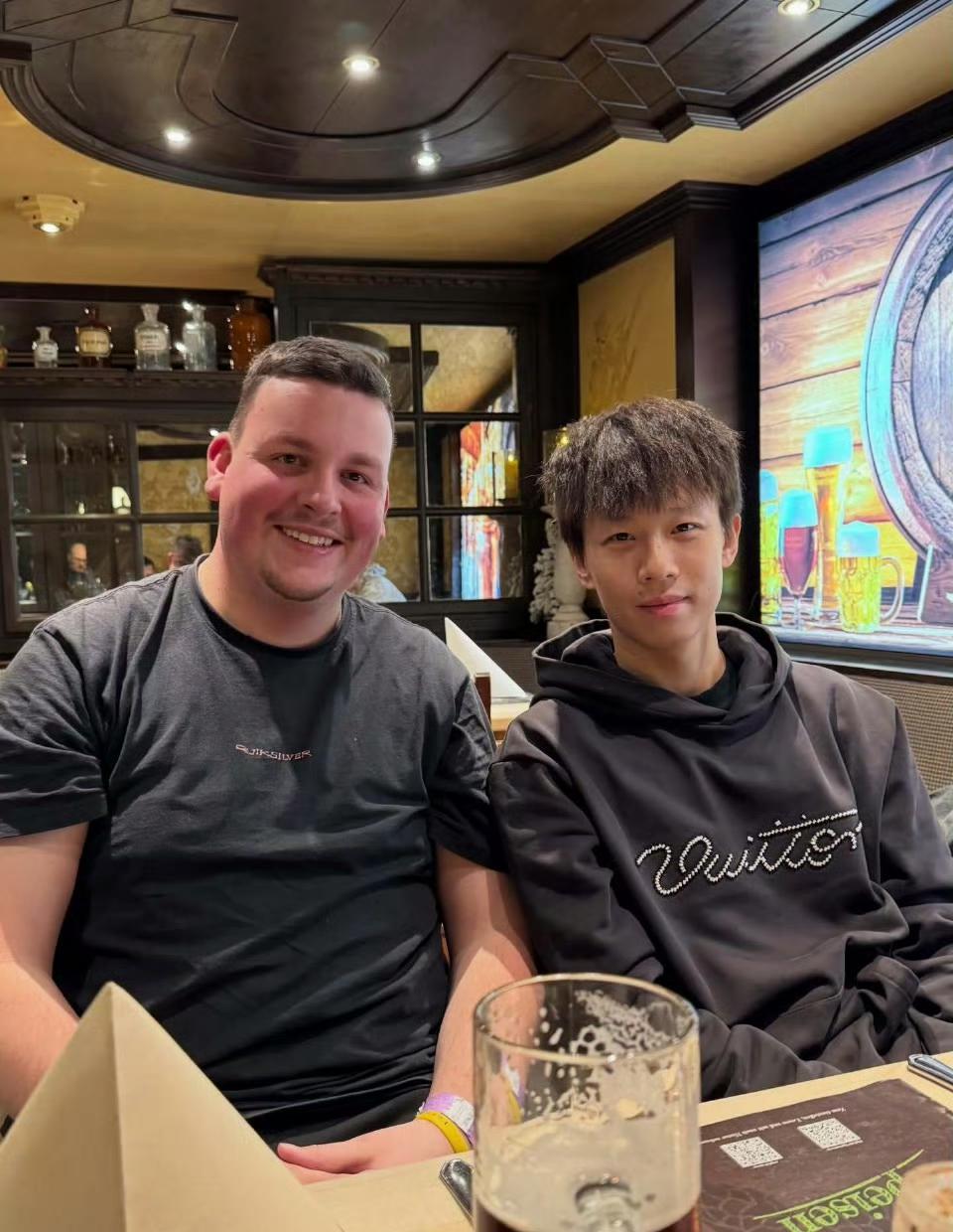 林高远抵达法兰克福，穆尔豪森连发7条动态！这哪是接机，简直是供奉财神爷。说白