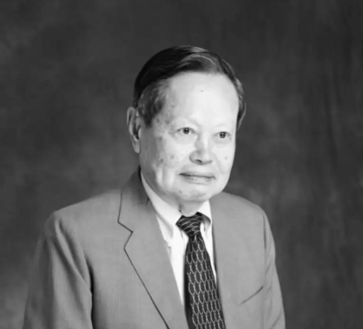 究竟是什么病让先生溘然长逝？明明已经103岁高龄，又热爱运动。我想大概是“时