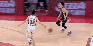 鄢手骐防守太霸道！胡明轩吃瘪，郭艾伦赵继伟都服气，辽宁后卫线的“隐形盾牌”震慑全场！