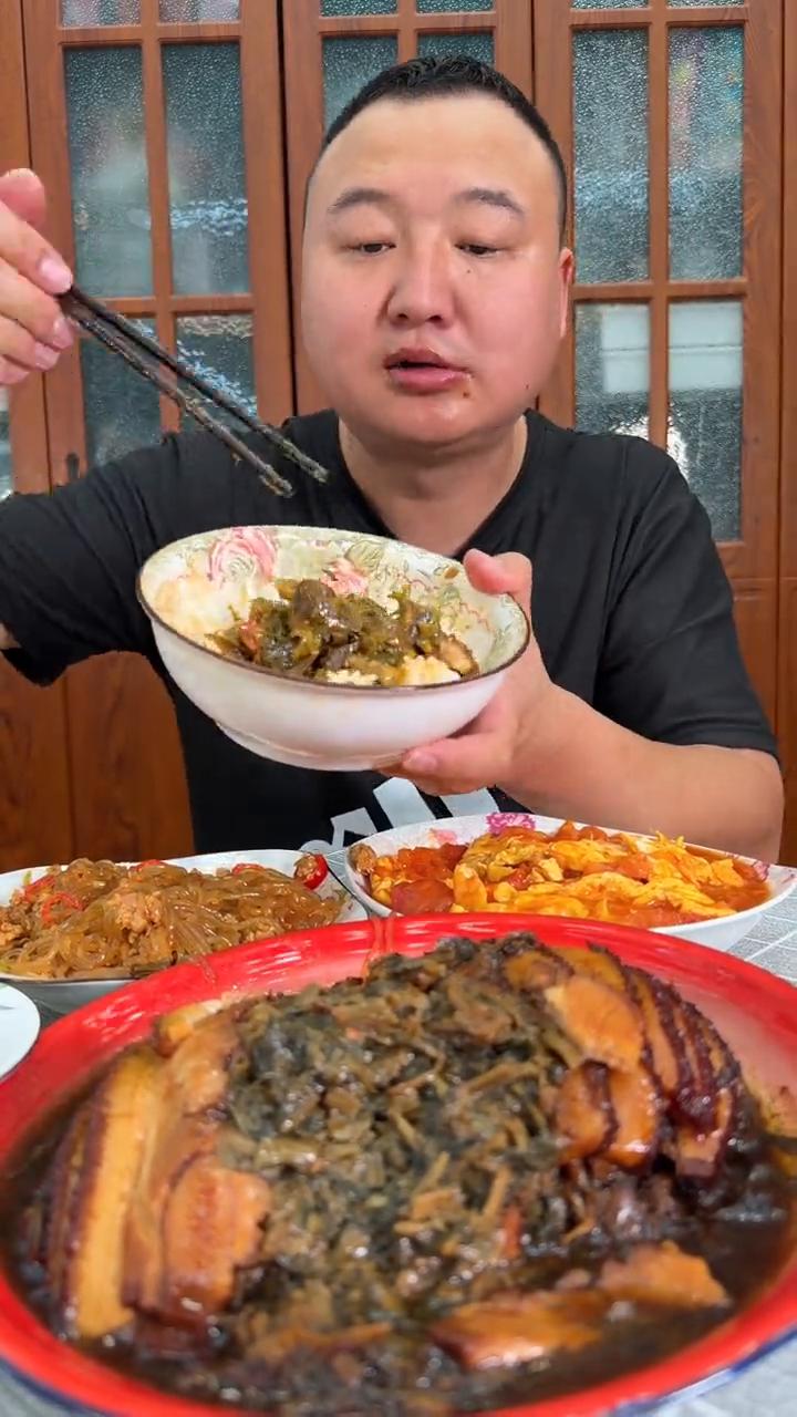 家常菜。大家好，简单吃个家常菜。梅菜扣肉。整了个蚂蚁上树，咱们家的蚂蚁基本上没