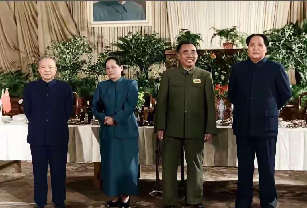 1950年国庆招待会，不从左往右，分别是李济深、宋庆龄、朱德总司令、毛泽东主席。