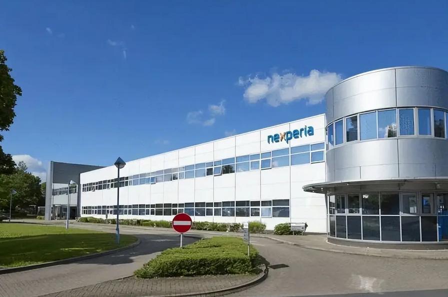 荷兰安世拒绝向中国工厂提供晶圆，全球汽车生产线可能陷入停顿。根据《金融时报》的