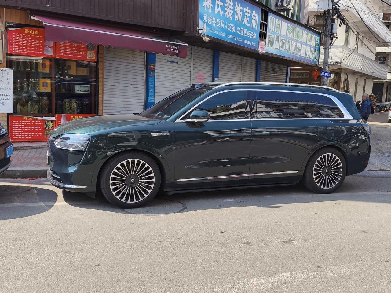 浙江街头，满大街的问界M9浙江人是真有钱，50万的问界M9，满大街都是。