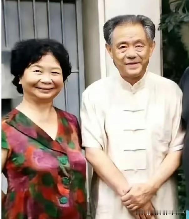 文博圈里的一封信，抖出了几十年的旧事。徐湖平在1996年写下的信，现在被人翻