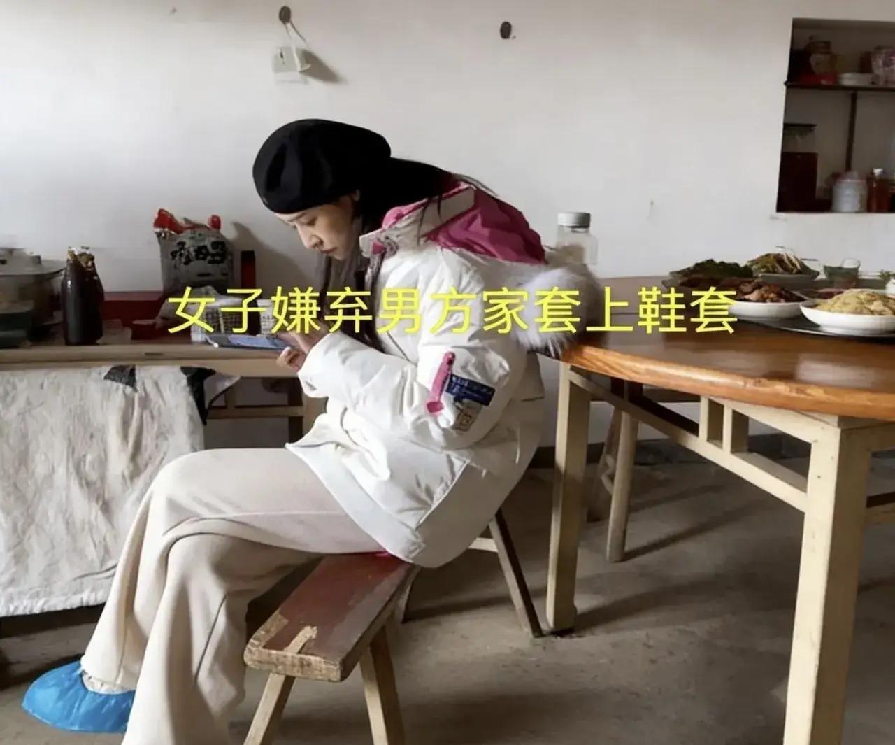 真挺让人无奈的！男生带女朋友回乡下老家过年，爸妈从早到晚地忙活，又是打扫屋子又是