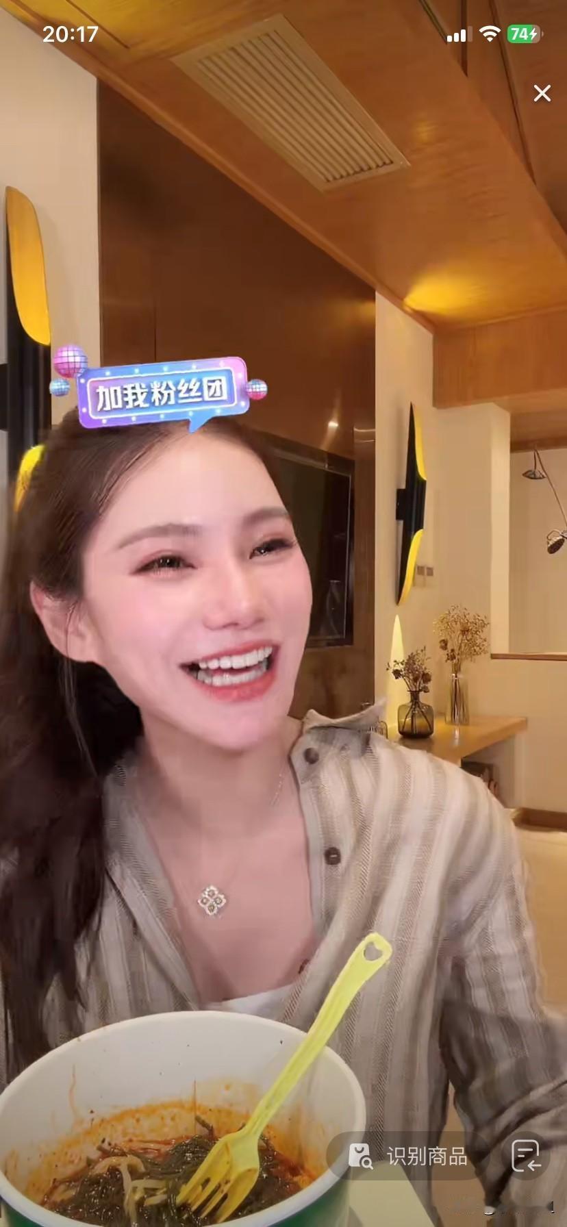 今天马小梅直播时开心大笑，看着心情挺舒畅的！自从在台湾生完孩子后，马小梅近日带