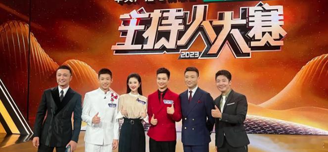 但是很遗憾，新一届央视主持人比赛，和上一届一样，无论是主持人舞台上，还是评委席上