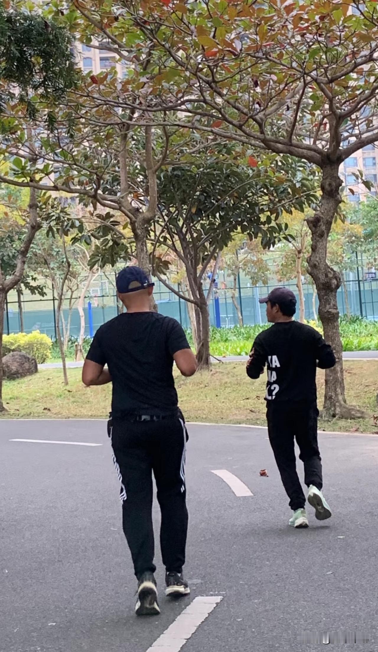 真的特别佩服我老公！自从他单位体检出脂肪肝后，自律得我都快要不认识他了。曾经那