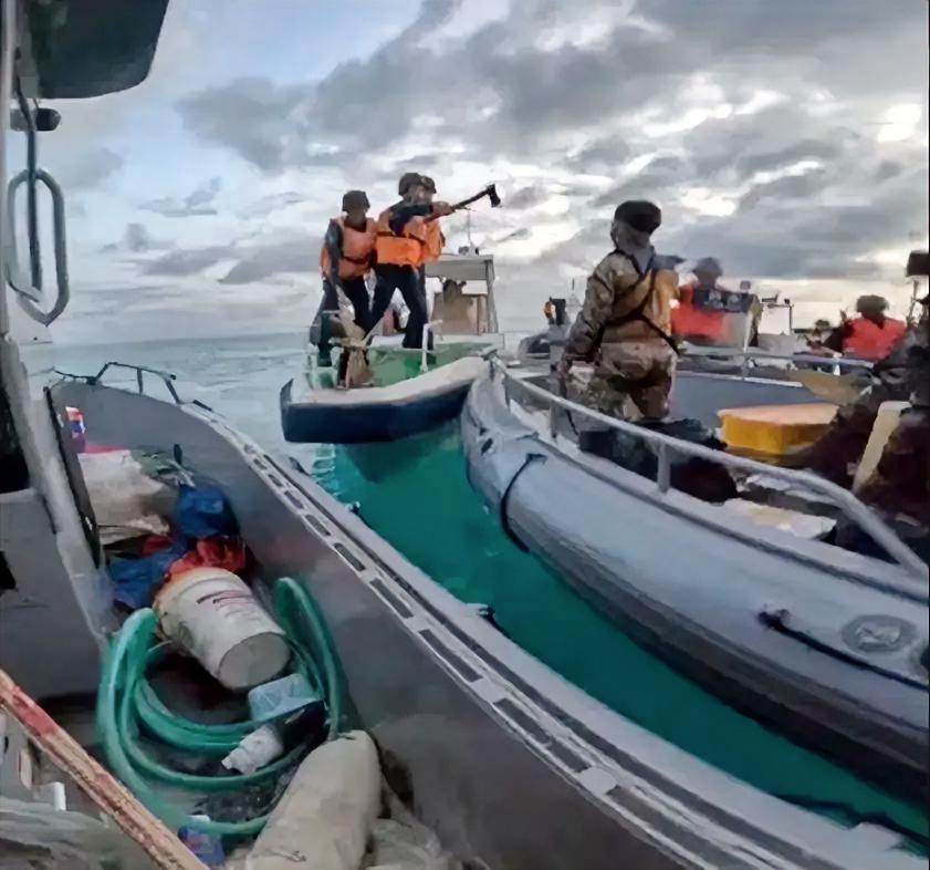 这是2024年6月17日，菲律宾在南海闹事的时候，手持自拍杆的中国海警正在对菲律