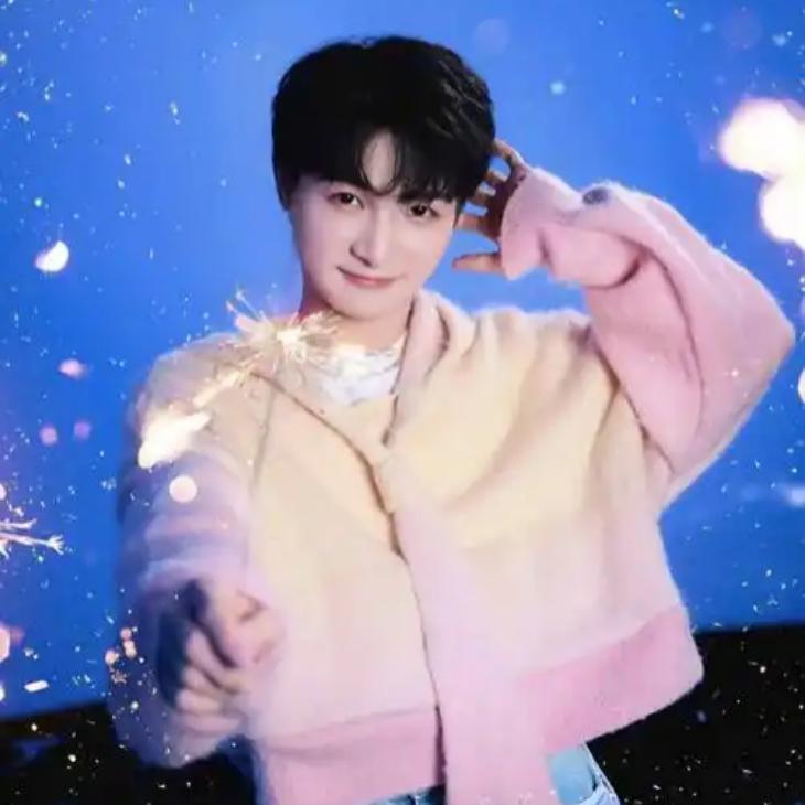 网友称：周深33岁还在装嫩？别浪费天赋，该走实力派路线！作为路人粉，真心觉得