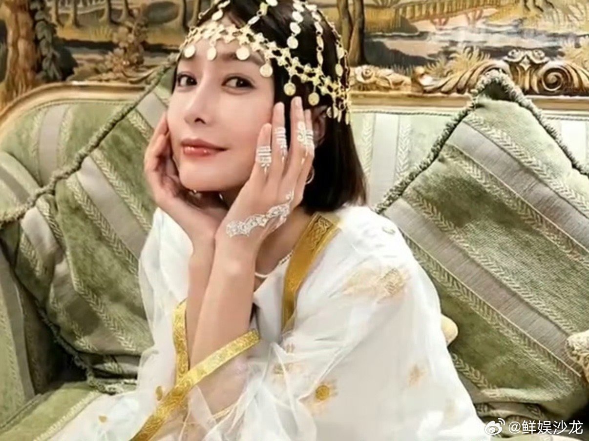 秦岚在花少头发都没油成这样亲爱的客栈从花少优雅出行，到客栈忙到无暇造型，秦岚用一