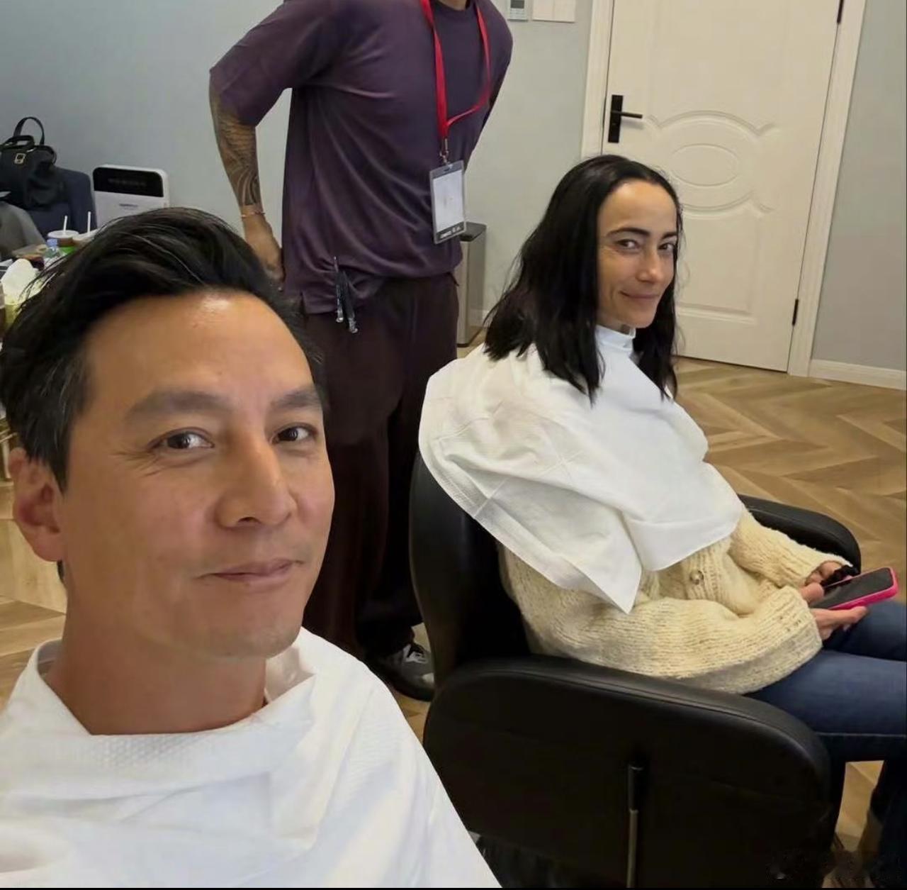 吴彦祖晒了一张与妻子的最新合照，不得不感慨外国人真的老的快，雷珊这发际线未免也太