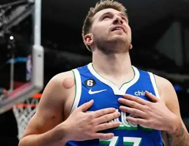 在全明星媒体日的一段采访中，记者向卢卡-东契奇提问：“谁是你职业生涯最喜欢的队友