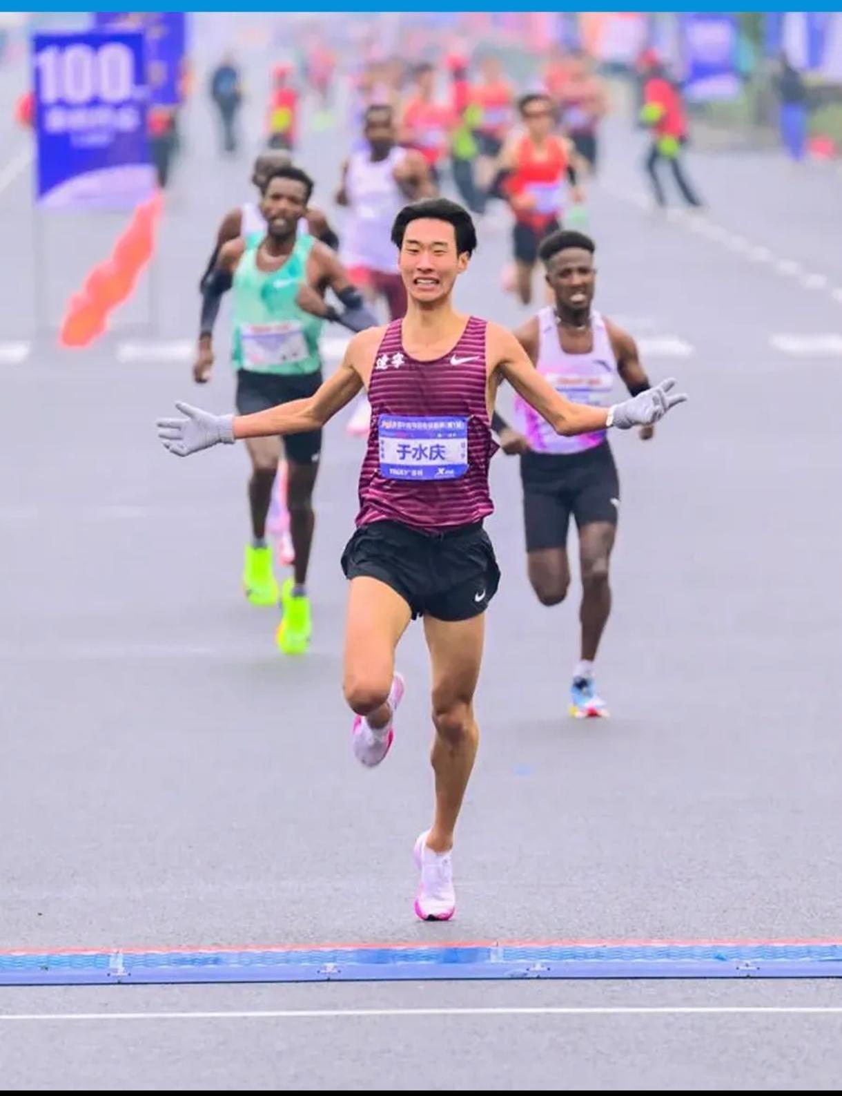 王文杰刚刷新全国半马纪录，于水庆教练直接喊话，年底就要把纪录夺回来！04年的于