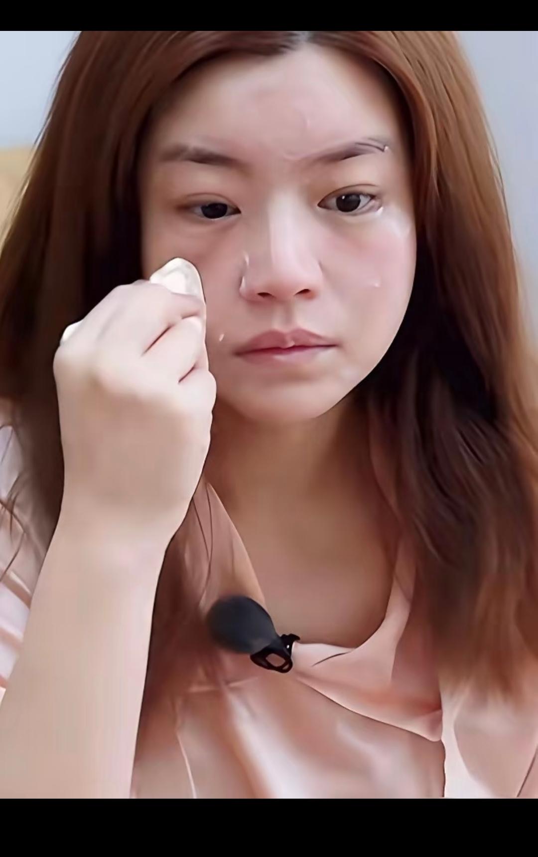 也就是她带个明星光环明星，带粉丝滤镜！如果是个素人，也就是个普通的不能再普通的